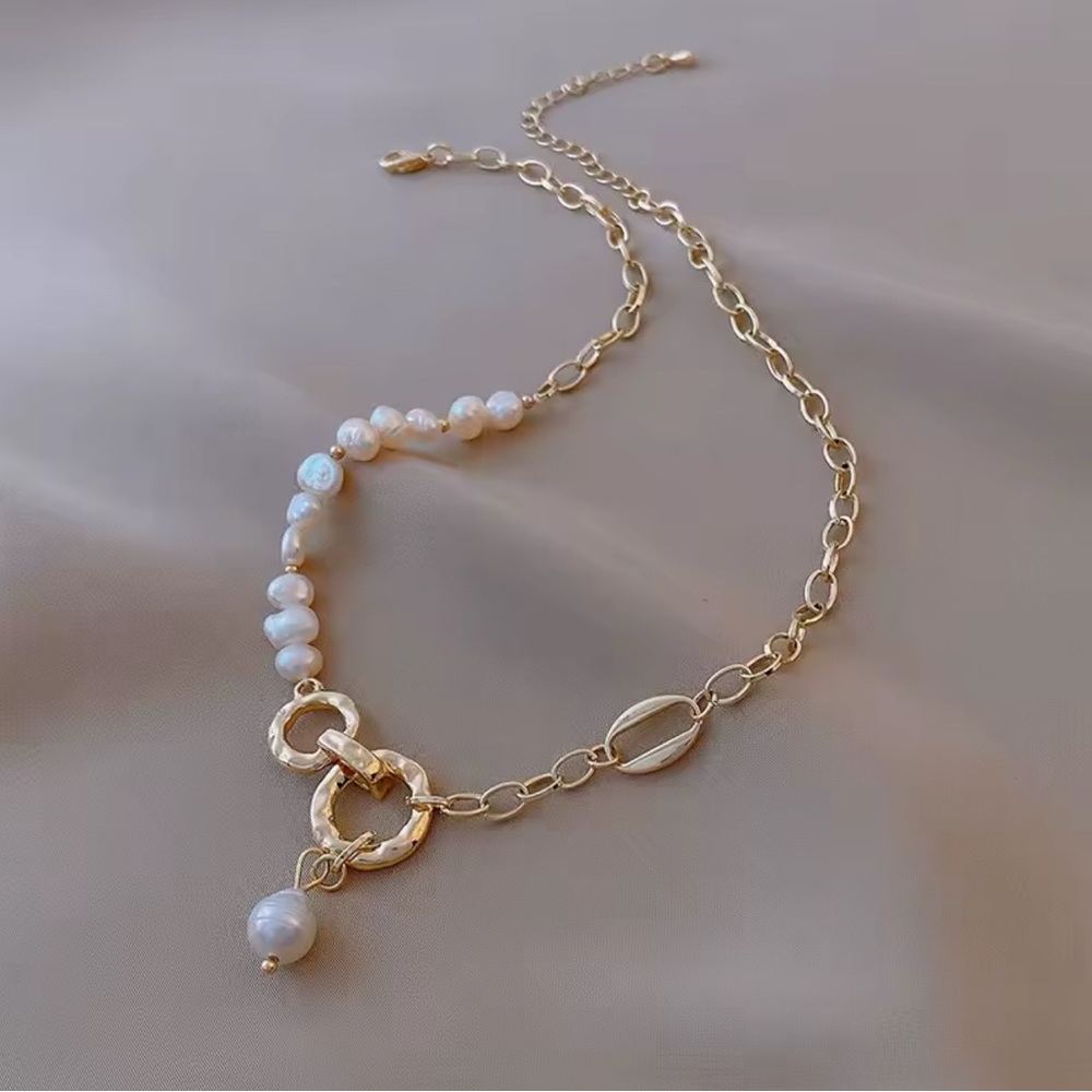 Elegant Gold and Pearl Necklace